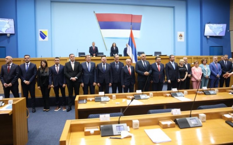 Završena sjednica: Članovi nove Vlade položili svečanu zakletvu VIDEO