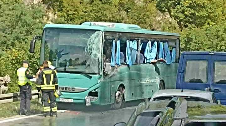 Nesreća kod Srebrenika: Vojni autobus se sudario s kamionom