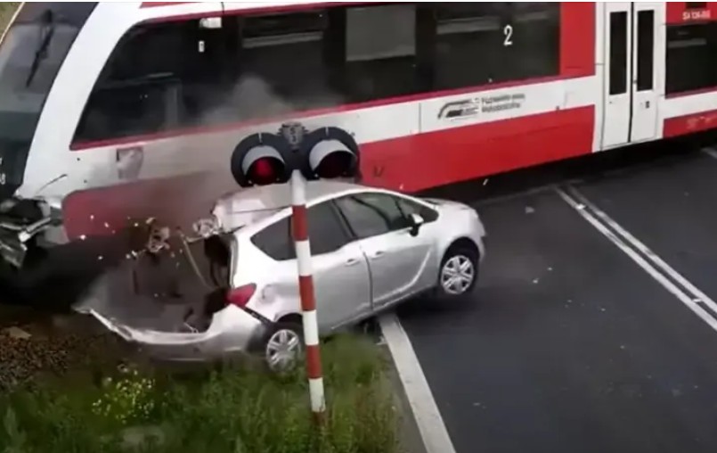 UZNEMIRUJUĆI VIDEO Automobil se zaustavio nasred pruge, a onda je naletio voz u punoj brzini