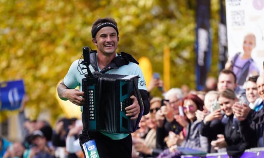 Prvi u svijetu: Slovenac pretrčao maraton svirajući harmoniku VIDEO