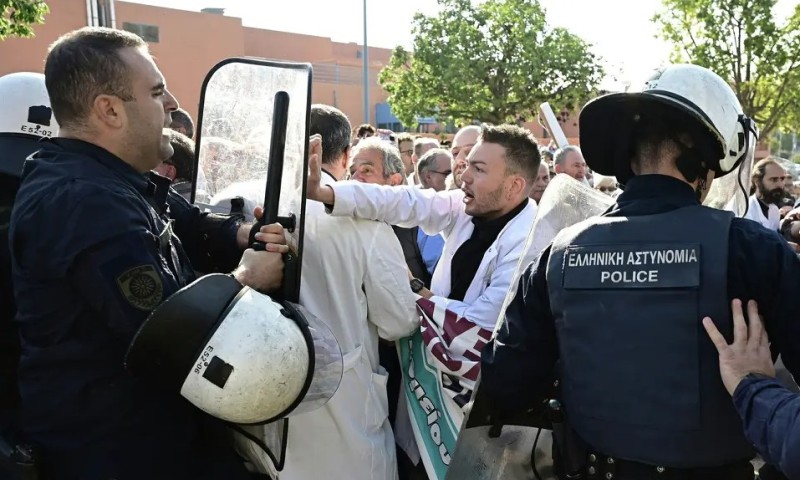 Haos u bolnici: Policija se sukobila sa medicinskim osobljem u Atini