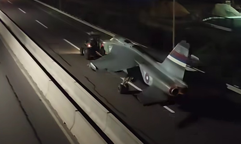 Neobičan prizor: Borbeni avion drumom stigao iz Laktaša u Banjaluku FOTO/VIDEO