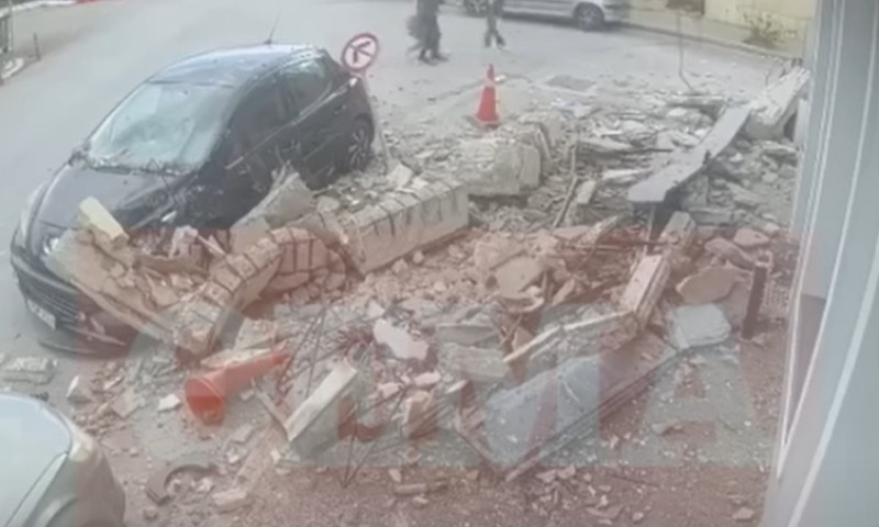 Jeziv prizor: Balkon pao sa zgrade, žena “za dlaku” izbjegla smrt VIDEO