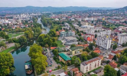 Pogled na ulicu i saobraćajni haos: Cijena garsonjere u Banjaluci izaziva vrtoglavicu i mučninu