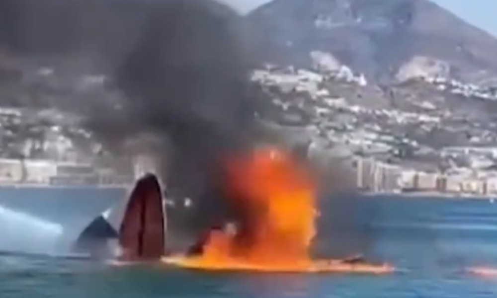 Horor na popularnom ljetovalištu: Eksplodirao turistički brod VIDEO