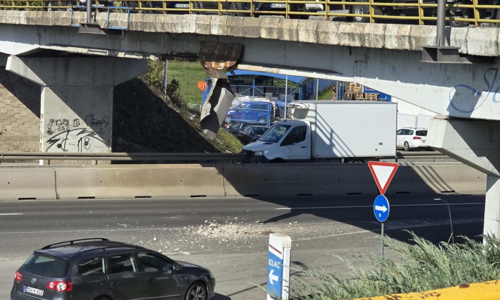 Vozači, oprez! Kamenje na brzoj cesti ispod nadvožnjaka u Trnu