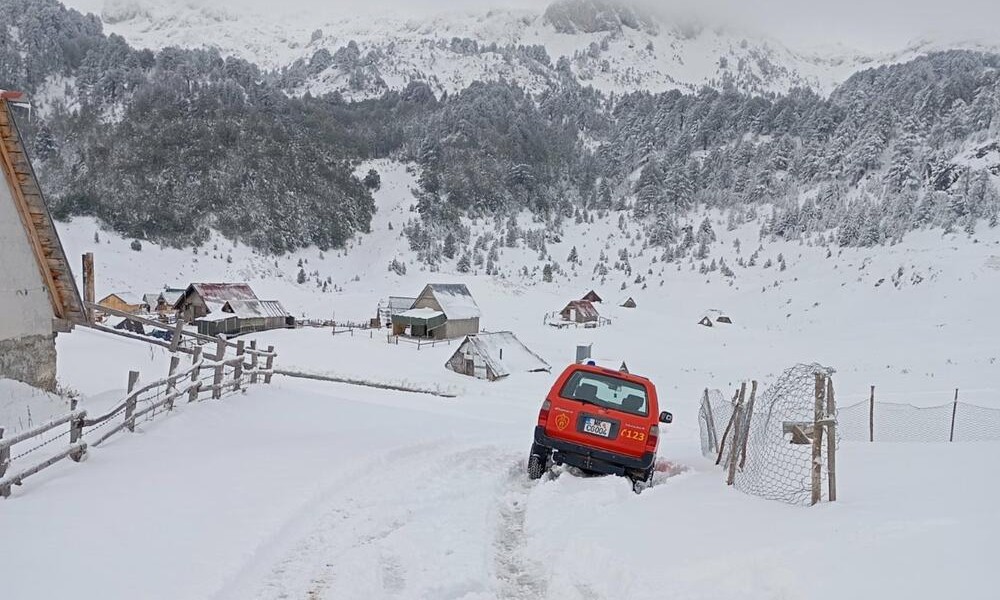 Snijeg ih zavejao: Spasioci helikopterom stigli do stočara VIDEO
