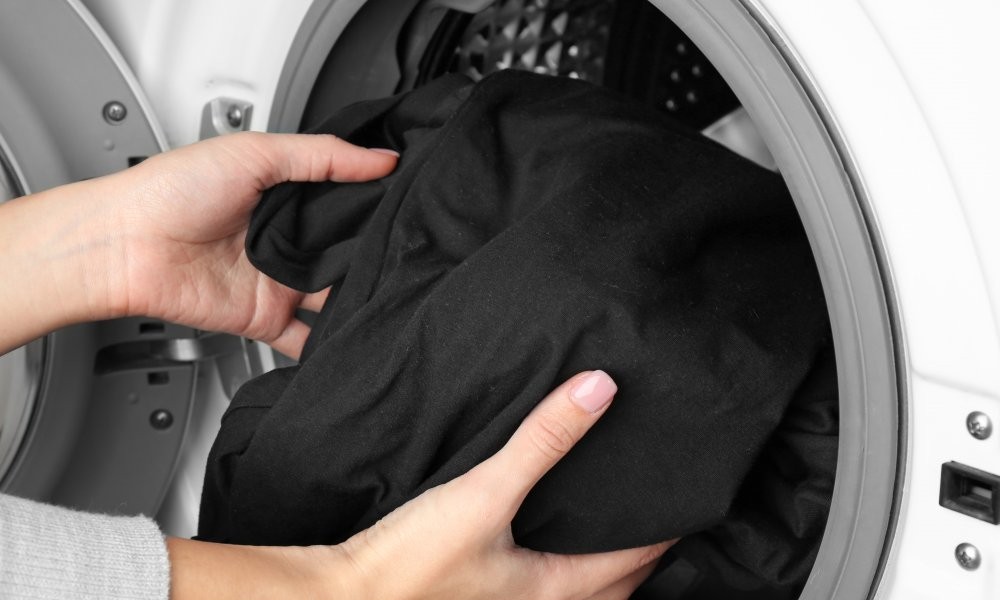 Ovo su pravila: Na ovaj način sačuvajte boju crne odjeće nakon pranja