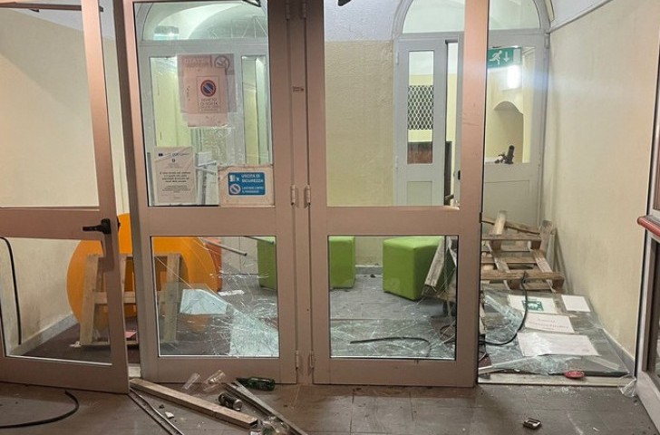 Grupa mladih demolirala školu: Tokom incidenta uzvikivali “Živio Duče”