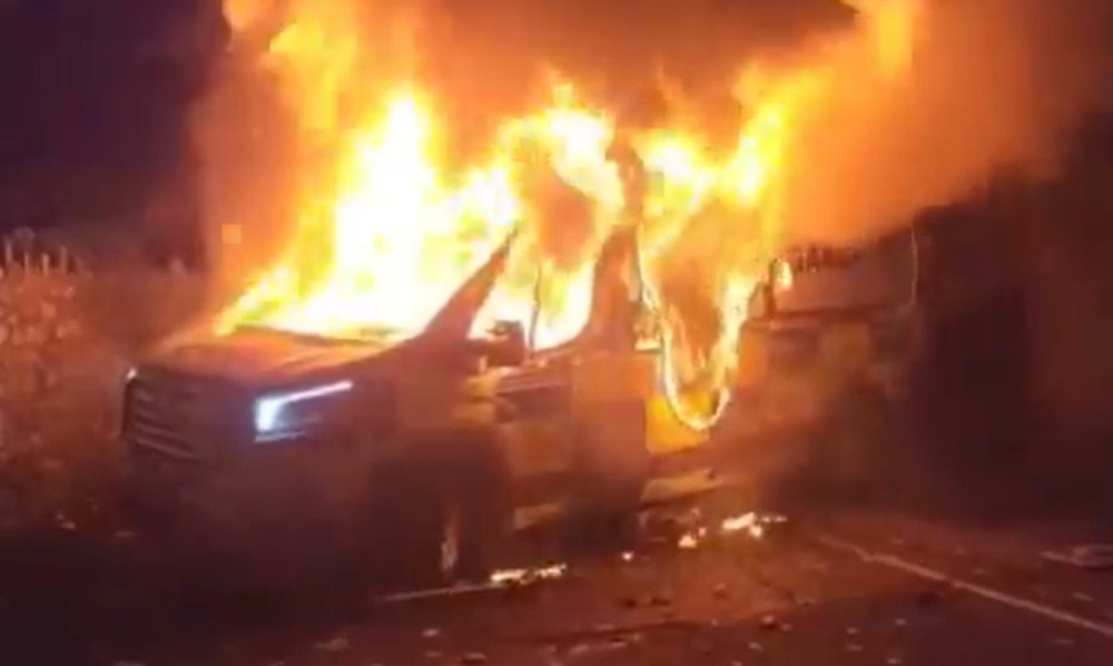 Zapaljen policijski automobil: Nemiri u Dablinu nakon migrantskog napada VIDEO