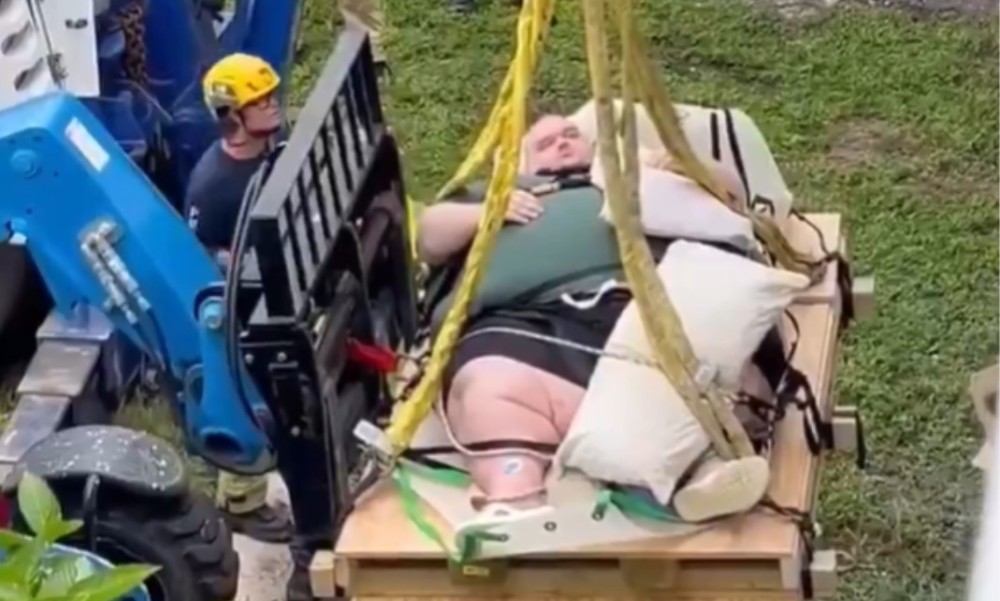 Težak više od 270 kilograma: Muškarca pomoću krana iznijeli iz doma VIDEO