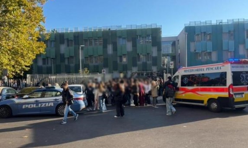 Haos u školi: Zbog otrovne materije evakuisano više od hiljadu učenika VIDEO