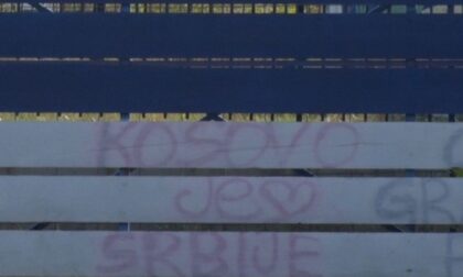 Na zahtjev policije: Prekrečen grafit “Kosovo je srce Srbije” u Gračanici VIDEO