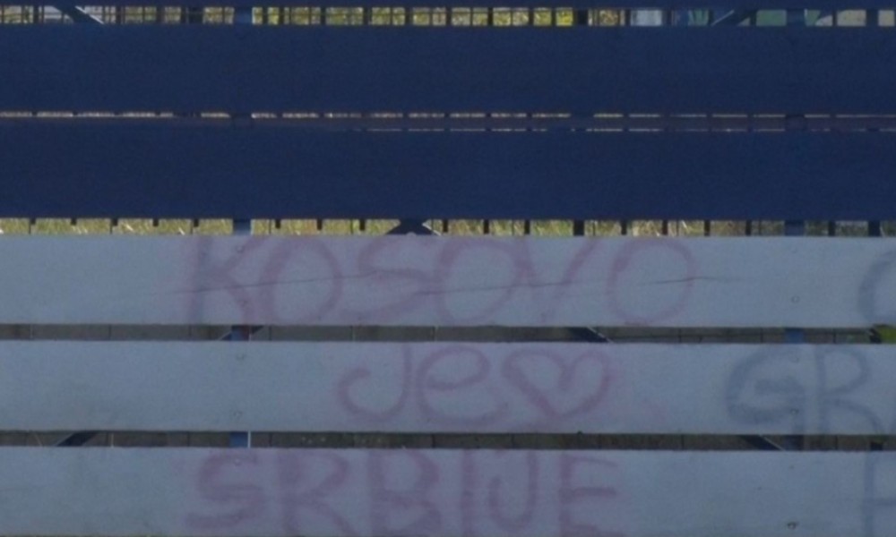 Na zahtjev policije: Prekrečen grafit “Kosovo je srce Srbije” u Gračanici VIDEO
