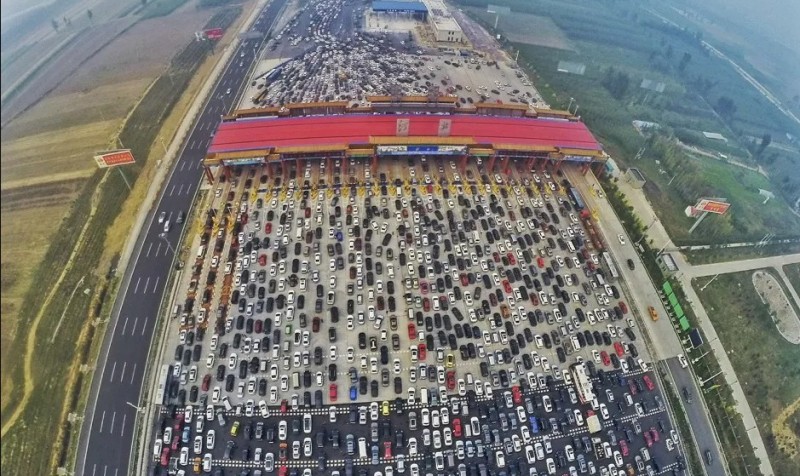 E ovo se zove gužva! Vozači zaglavljeni u kilometarskim kolonama VIDEO
