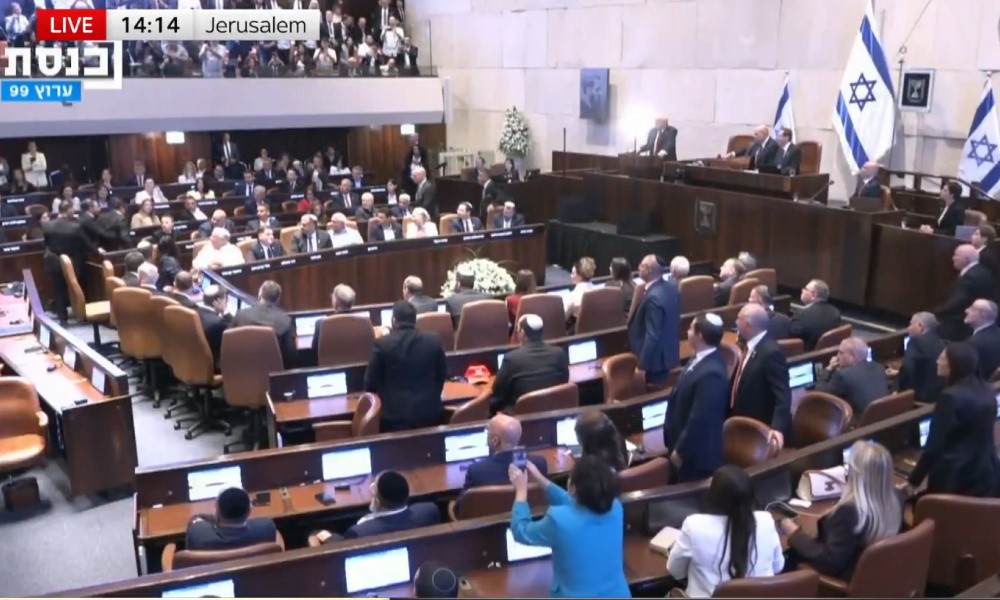 Dok je Tramp držao govor: Incident u parlamentu Izraela VIDEO