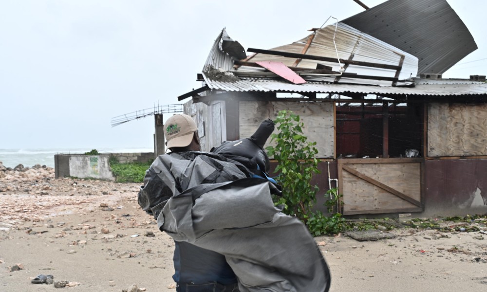Premijer se moli na koljenima: Jamajka se sprema za najjači uragan u istoriji FOTO