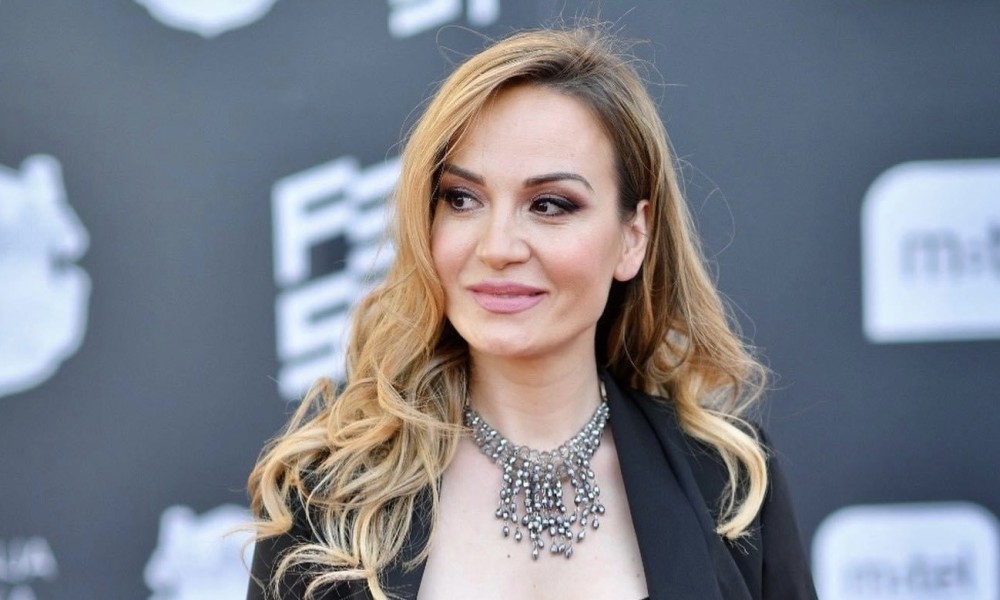 Krase ga stihovi španske verzije hita “Oro”: Jelena Tomašević dobila mural FOTO