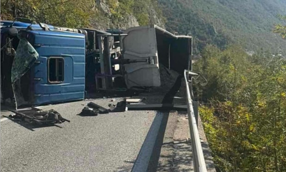 Težak udes na dionici Jablanica – Mostar: Kamion se prevrnuo kod mosta