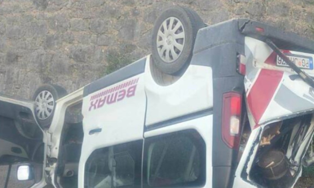 Prevrnuo se kombi sa radnicima: Jedna osoba poginula, više povrijeđeno