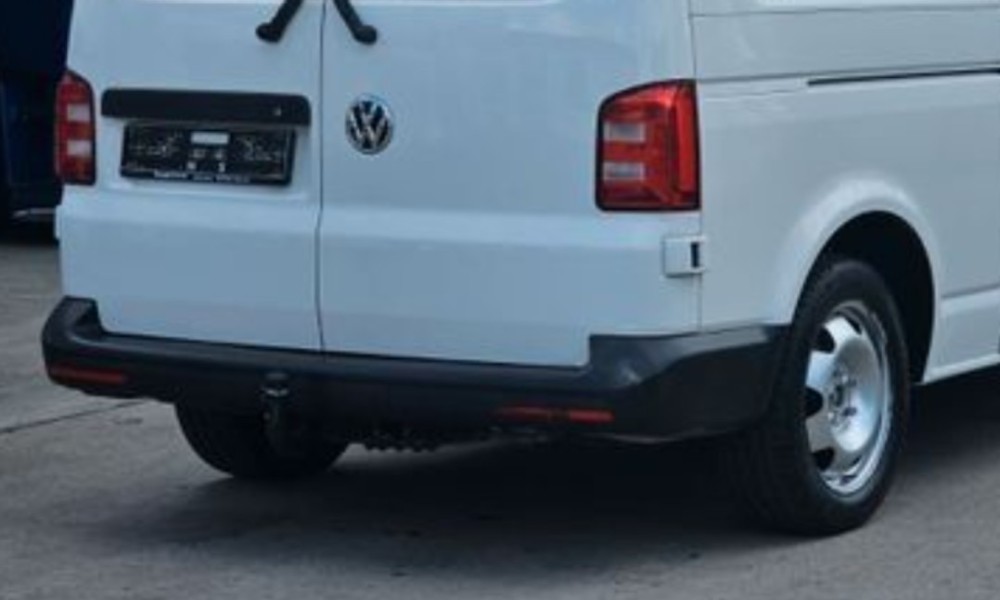 Vozio kombi unazad, pa udario ženu: Vatrogasci je jedva izvukli