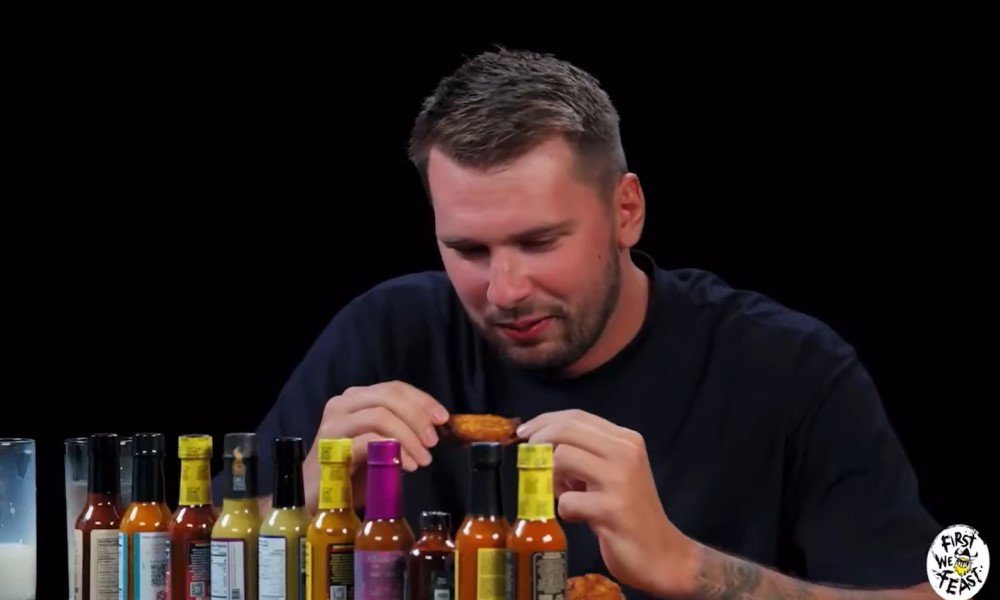 Hit scena! Dončić psovao na srpskom jedući ljuta krilca VIDEO