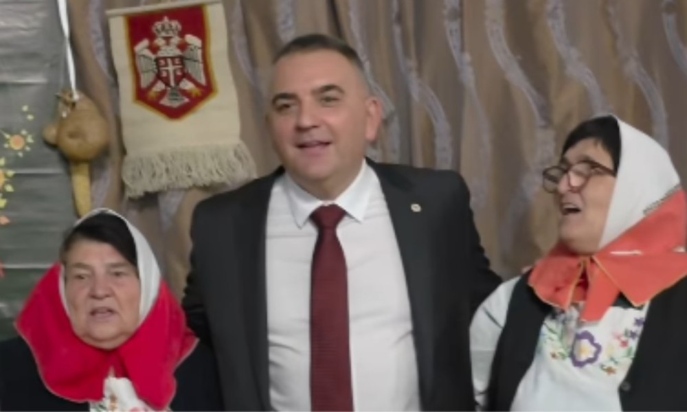 Minića okružile žene: Zapjevao poznatu pjesmu iz narodnog repertoara VIDEO