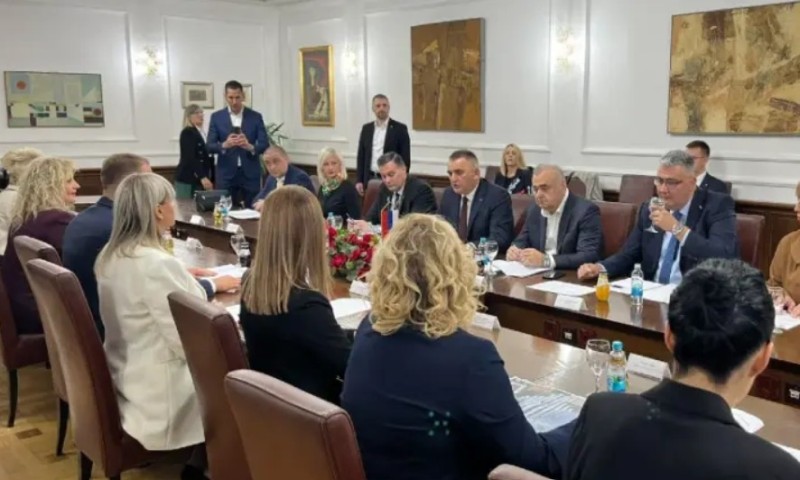 Premijer i gradonačelnik za istim stolom: Počeo sastanak Minića i Stanivukovića