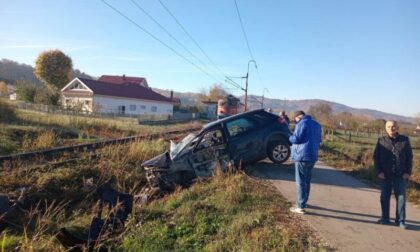 Nesreća kod Modriče: Automobil podletio pod lokomotivu