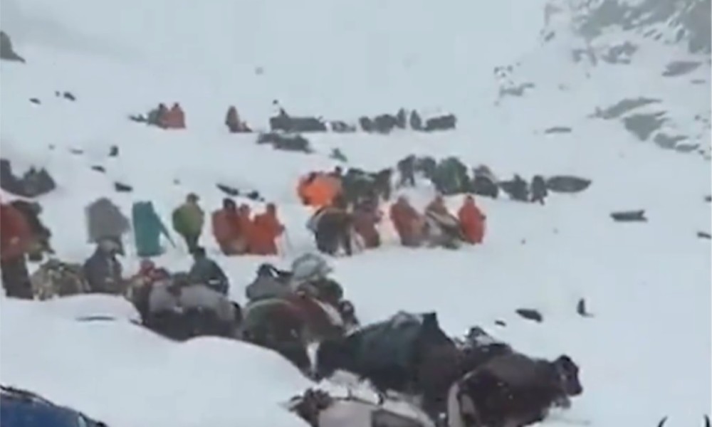 Najmanje jedna osoba umrla: Evakuisani planinari koji su bili zarobljeni u snijegu