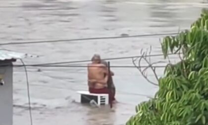 Simbol nade: Baka i djed u zagrljaju dok oko njih bujica nosi sve VIDEO