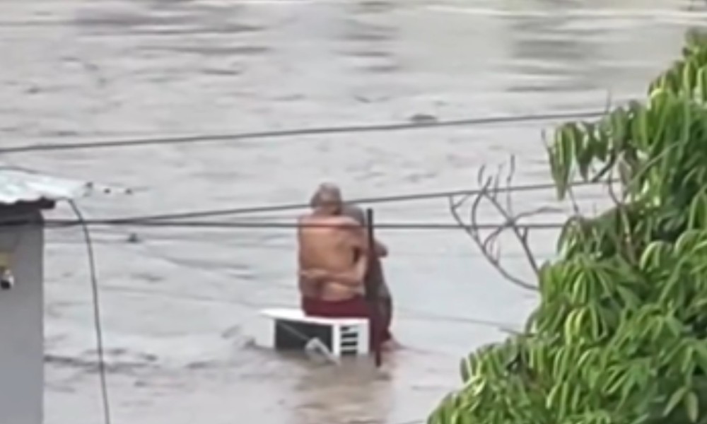 Simbol nade: Baka i djed u zagrljaju dok oko njih bujica nosi sve VIDEO