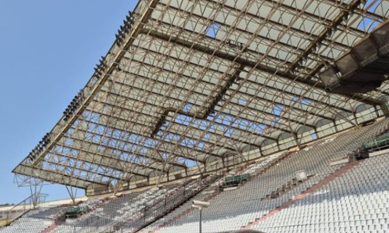 Prekinut trening: Igrače Hajduka otjerale krhotine koje su padale sa krova stadiona