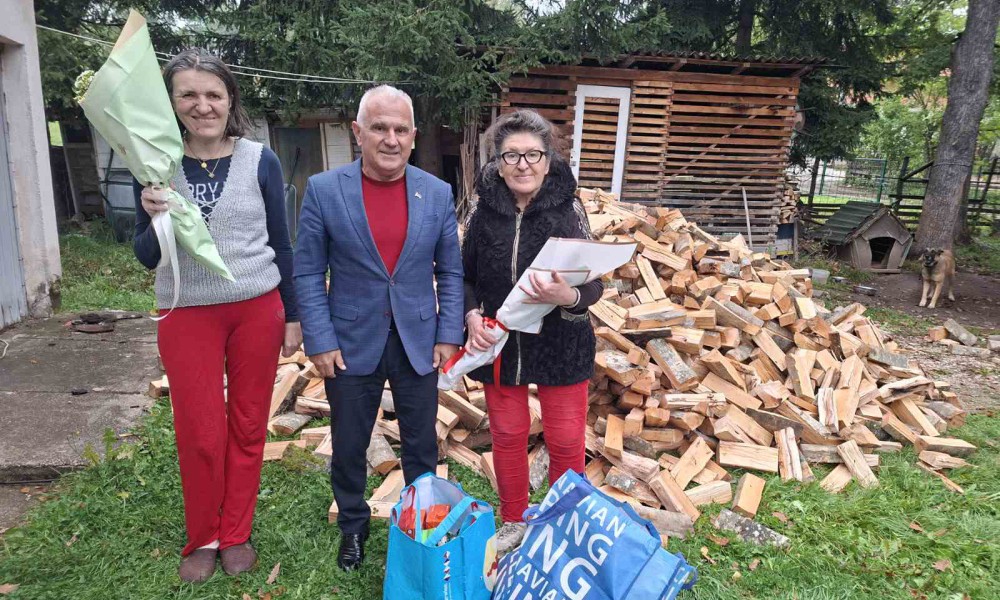 Stigla drva i prehrambeni paketi: Uručena pomoć porodici junaka sa Košara