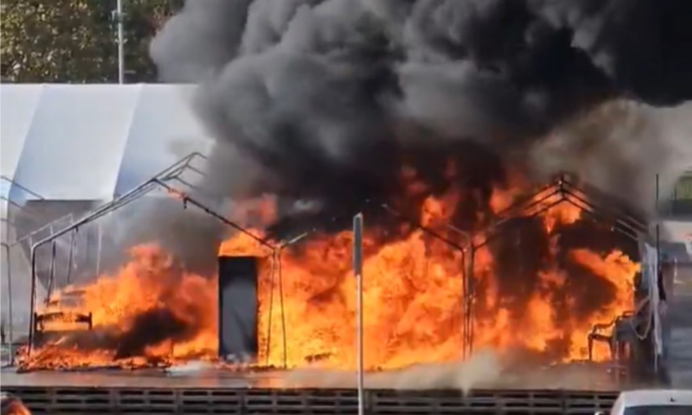 Veliki požar izbio u Beogradu: Gore šatori kod zgrade Skupštine VIDEO