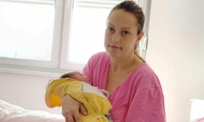 Stiglo “pojačanje”: Porodicu Prodić blagoslovilo rođenje petog sina
