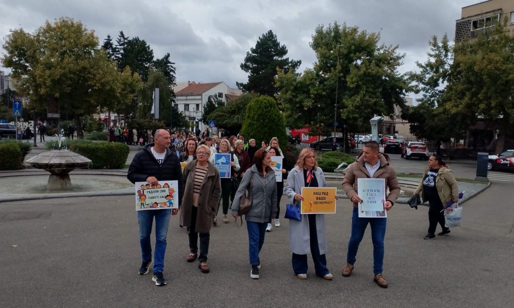 Vaspitači u Bijeljini na protestu: Ponovo kasne plate, tužili Gradsku upravu