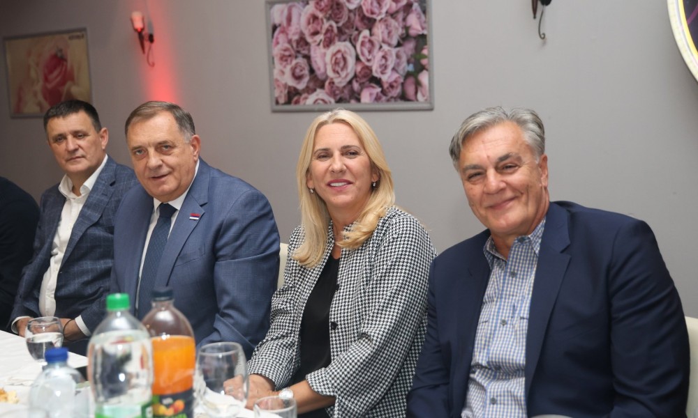 Đajić slavi rođendan: Članovi SNSD-a organizovali proslavu FOTO