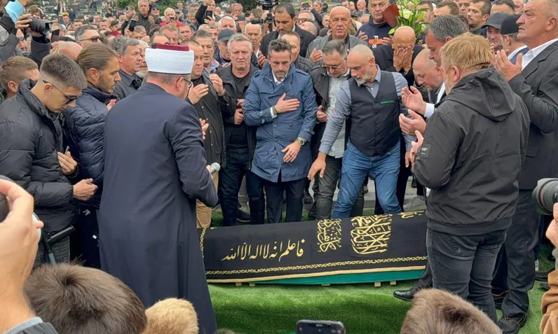 Legenda otišla u vječnost: Sahranjen Halid Bešlić FOTO