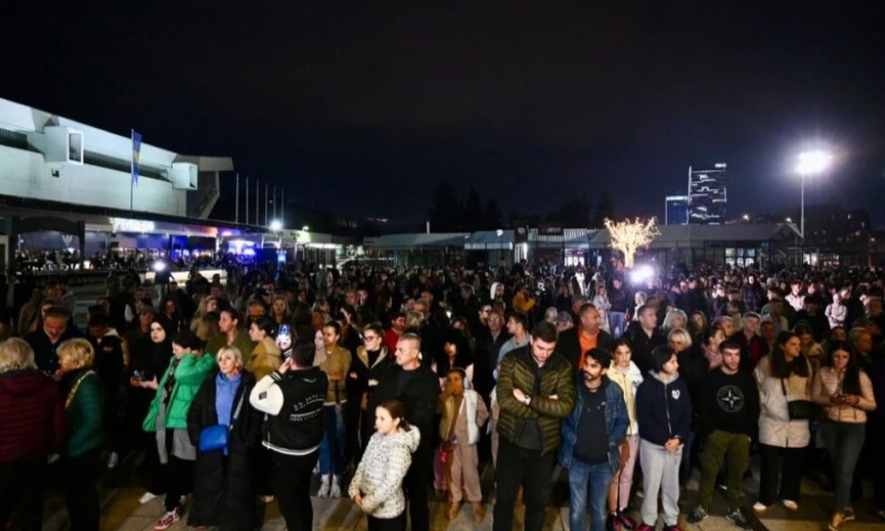 Sarajlije se opraštaju od Bešlića: Brojni građani uz suze i pjesmu odaju počast VIDEO