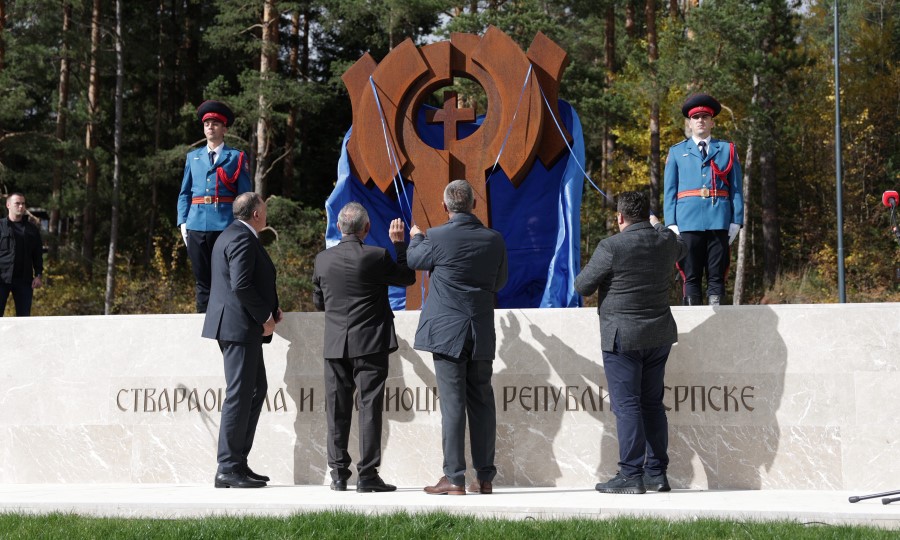 Uz prisustvo brojnih zvaničnika: Otkriven spomenik posvećen stvaraocima Srpske FOTO