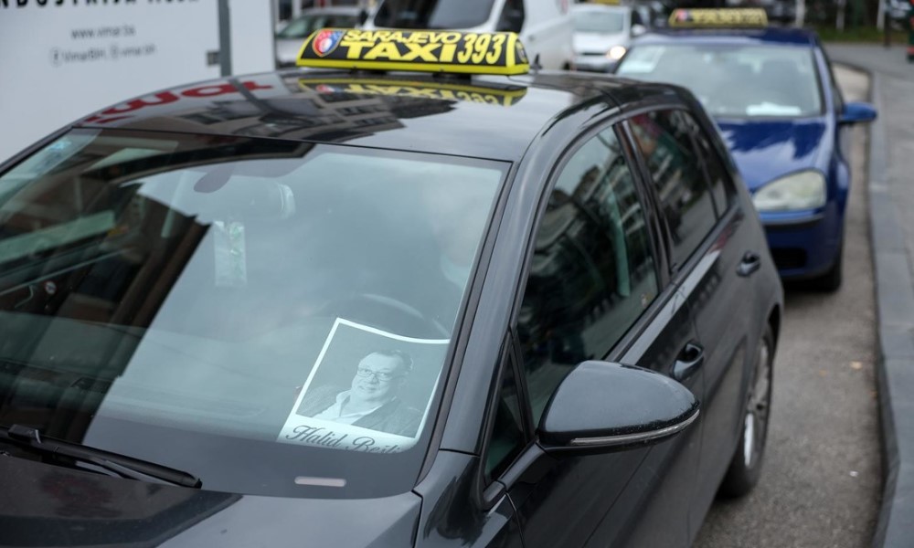 Halidova fotografija na staklu: Sarajevski taksisti besplatno voze na Bešlićevu sahranu