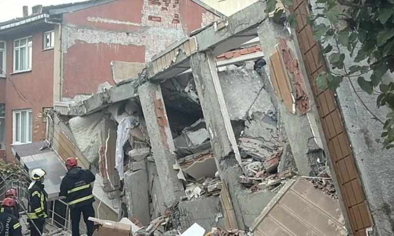 Srušila se zgrada u Istanbulu: Strahuje se da je porodica zarobljena u ruševinama