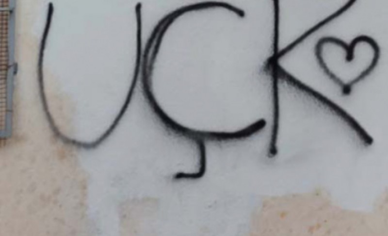 Mještani sela uznemireni: U blizini škole i obdaništa ispisani grafiti “UČK”