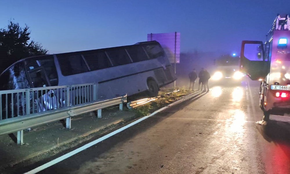 Vozač pokušao da izbjegne kamion: Autobus pun putnika visio nad provalijom