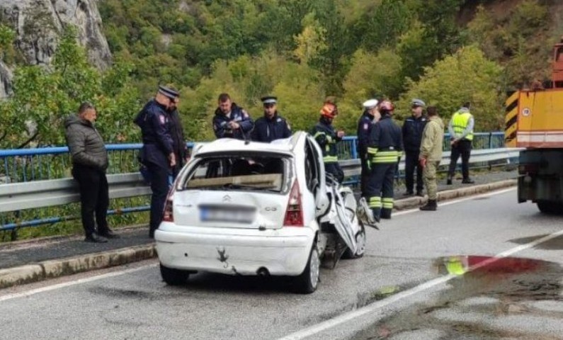 Žena izgubila život: Izvučen automobil iz kanjona rijeke FOTO