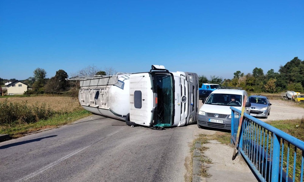 Još jedan udes u Srpskoj! Kamion se prevrnuo na putu Srbac-Razboj