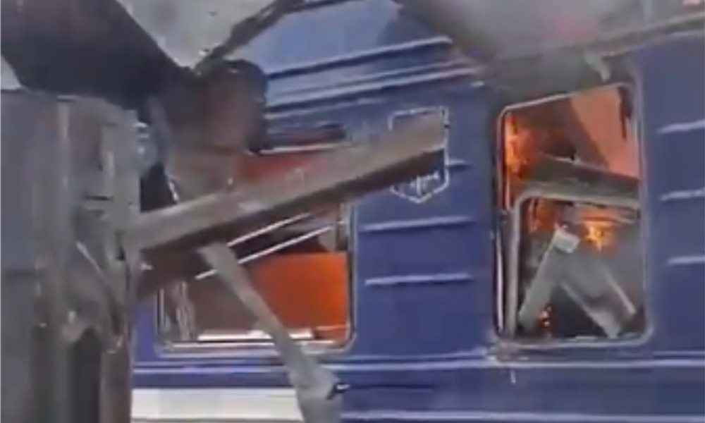 Najmanje 30 ljudi povrijeđeno: Dron pogodio putnički voz u Ukrajini VIDEO