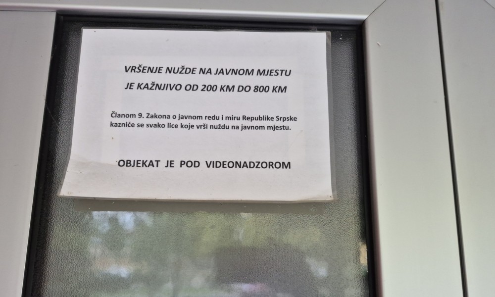 Slika centra Banjaluke: Upozorenjima se bore protiv smeća i vršenja nužde pred ulazom u zgradu FOTO