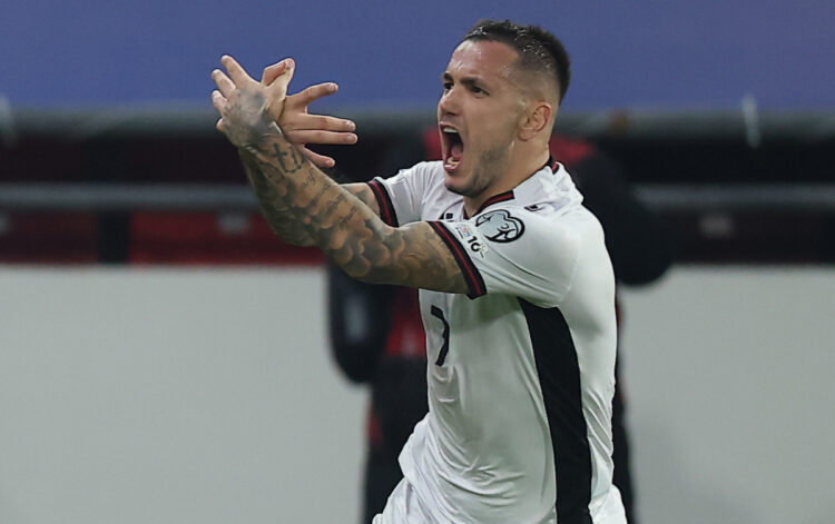 Skandalozna provokacija: Albanac poslije gola pokazivao dvoglavog orla pred klupom srpske reprezentacije VIDEO